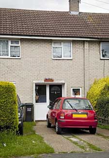 英男子腳踩兩只船 生下12個(gè)娃沒(méi)露餡