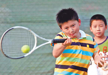 Children rushing to serve after Li's victory