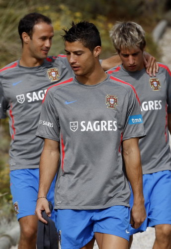 Portugal's Cristiano Ronaldo (C), Ricardo Carvalho (L) and Fabio Coentrao arrive at a training session in Obidos Aug 31, 2011. Countries warm up for the coming Euro 2012