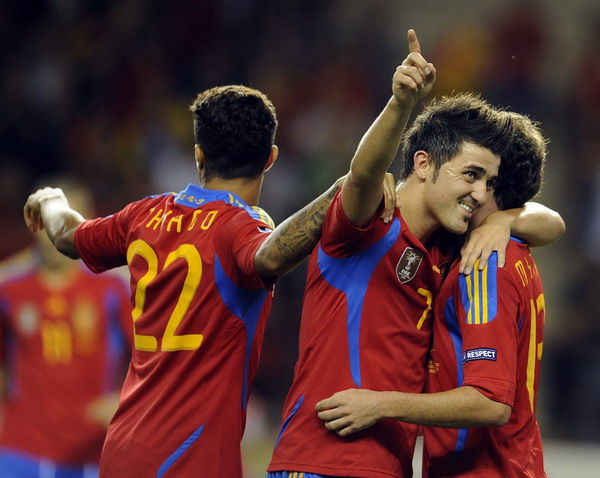 Spain's David Villa (C) celebrates with team-mates after scoring a goal against Liechtenstein during their Euro 2012 Group I qualifying soccer match at the Las Gaunas stadium in Logrono, northern Spain, Sept 6, 2011. Spain qualify for Euro 2012 with easy win