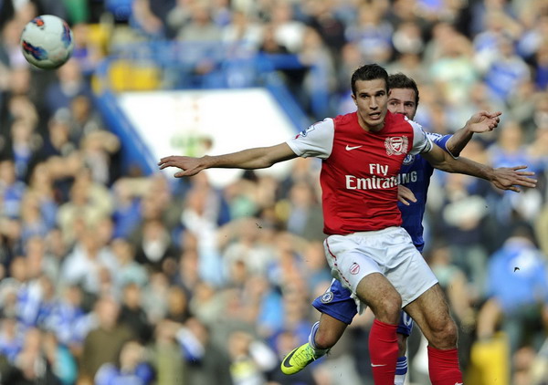 Arsenal's Robin Van Persie (L) challenges Chelsea's Juan Mata during their English Premier League soccer match at Stamford Bridge in London Oct 29, 2011. Arsenal slam five past Chelsea, City stay top