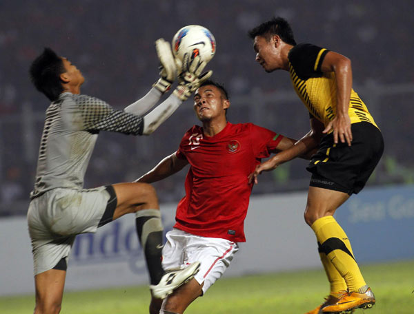 Two fans died in a stampede at the Southeast Asian Games football final in Jakarta, a report said on Tuesday. Two Indonesian fans die from SEA Games soccer final