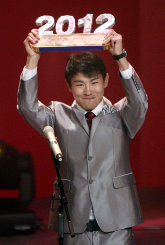 The 25-year-old Brazilian striker Muriqui from newly-crowned Guangzhou Evergrande bagged home both the 2011 Chinese Super League(CSL) Player of the Year and the Golen Boot Prize. Muriqui sweeps Golden Boot, CSL Player of Year