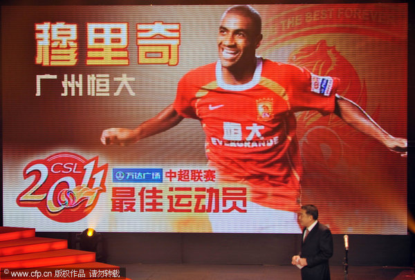 The 25-year-old Brazilian striker Muriqui from newly-crowned Guangzhou Evergrande bagged home both the 2011 Chinese Super League(CSL) Player of the Year and the Golen Boot Prize. Muriqui sweeps Golden Boot, CSL Player of Year