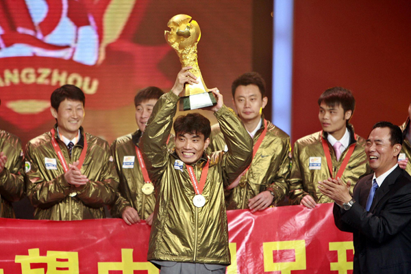 The 25-year-old Brazilian striker Muriqui from newly-crowned Guangzhou Evergrande bagged home both the 2011 Chinese Super League(CSL) Player of the Year and the Golen Boot Prize. Muriqui sweeps Golden Boot, CSL Player of Year