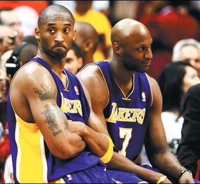 Mitch Kupchak feels he got stuck in a quagmire created by the NBA when the Lakers' disallowed trade for Chris Paul forced the general manager to ship out Lamar Odom in another hasty deal. Lakers left with mess to clean up