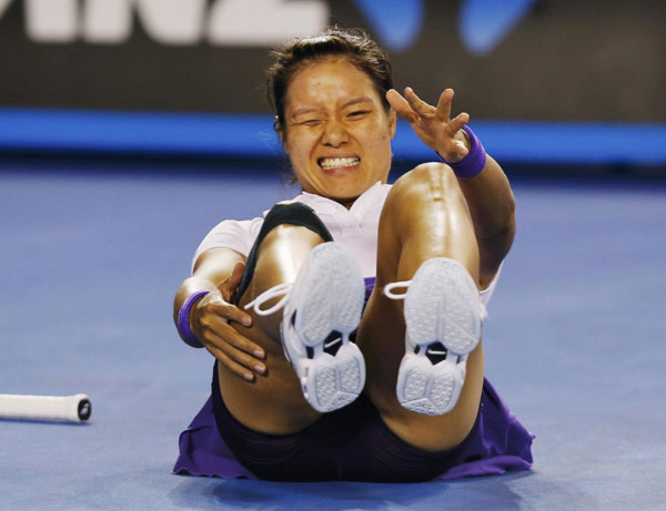Li Na of China reacts after falling during her women's singles final match against Victoria Azarenka of Belarus at the Australian Open tennis tournament in Melbourne, Jan 26, 2013. Li Na on Time cover, makes influential 100 list