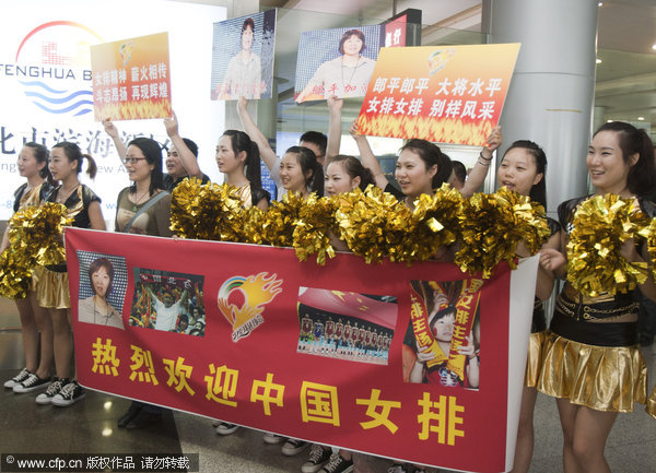 Local fans welcome Lang Ping and the national team at the Ningbo Lishe International Airport in Ningbo city, Zhejiang province, May 14, 2013 Lang Ping and national team arrive in Ningbo for Beilun tournament