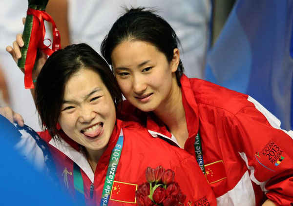 Zheng Shuangxue and Chen Ye pose for a photo on the podium after winning the women's synchronised 3m springboard, July 12, 2013. South Korea biggest winner in Universiade badminton