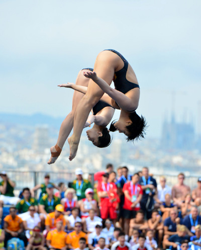 China's Wu Minxia (back) and Shi Tingmao compete in the women's 3-meter synchro at the world championships at the Piscines de Montjuic on Saturday. Wu, Shi win 3-meter synchro at World Championships