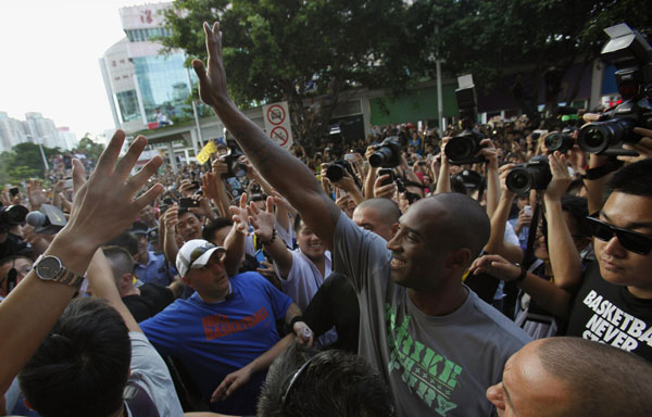 Los Angeles Lakers NBA star Kobe Byrant meets fans as thousands cheer outside a sport store in the southern Chinese city of Shenzhen August 4, 2013. Kobe Byrant meets fans in Shenzhen
