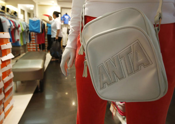 A customer browses for clothes at an ANTA shop in Beijing in this Aug 6, 2013 file photo. Sportswear maker ANTA persists with overseas push
