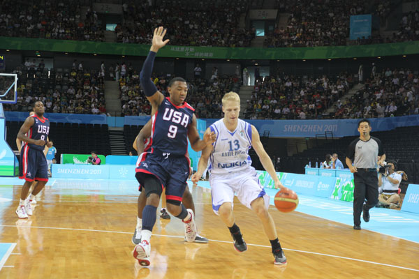 Finnish player Nenonen Juho dribbles the ball under the defense of US player Johnson Orlando on the court during a Universiade basketball game in Shenzhen, South China’s Guangdong province, August 17, 2011. The US beat Finland 124-64 in the game.[ US beats Finland in basketball at Universiade