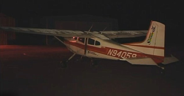 美兩飛機(jī)空中相撞 9人跳傘逃生