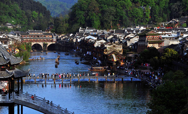 The ancient town of Fenghuang county, Hunan province. Saturday was the first weekend day admission was charged to enter the town. Zhao Zhongzhi / Xinhua Entrance fee to ancient town hurting tourism