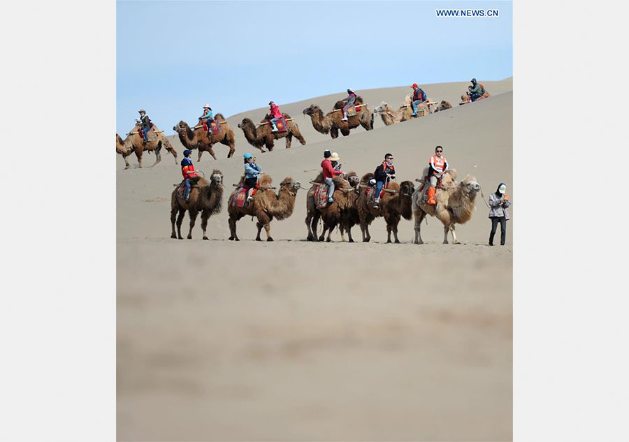 Mingsha Sand Mountain scenery zone in Dunhuang attracts tourists