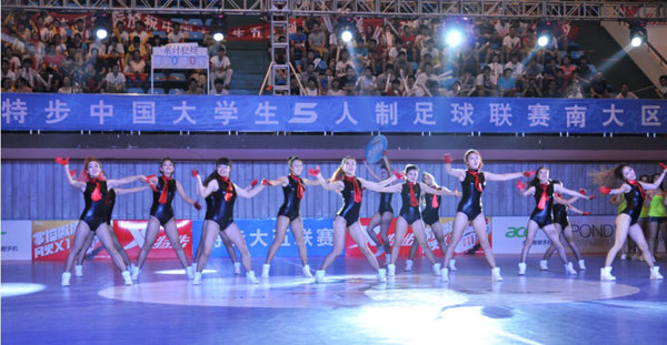 特步大五聯(lián)賽南大區(qū)賽開賽 “吸引”《天天向上》欄目組到場(chǎng)