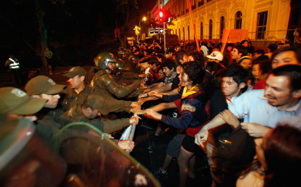 Demonstrators clash with riot police during a protest in Santiago Oct 20, 2011. Chile students storm Senate building