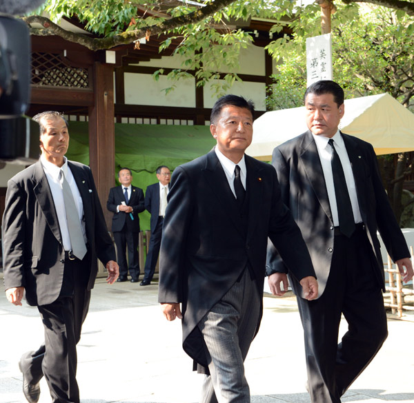 Yoshitaka Shindo (second from right), minister of internal affairs and communications of Japan, arrived at the Yasukuni Shrine in Tokyo on Thursday. Ma Ping / Xinhua War shrine is an open invitation to Japan's extremists